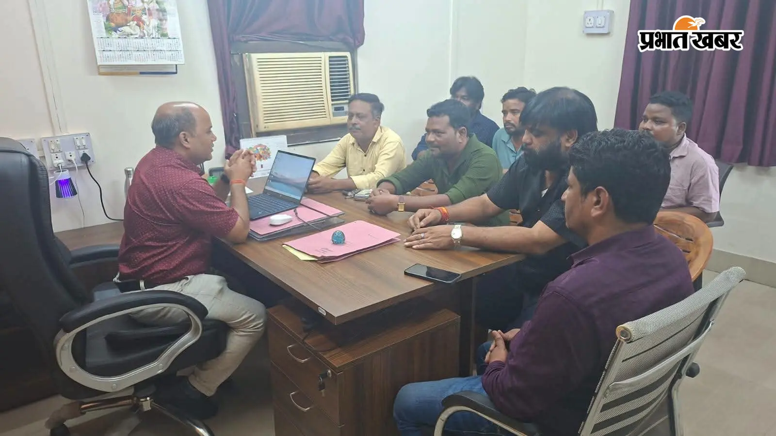 त्योहारों में कहीं अंधेरा न छा जाए, जर्जर पोल, पुराने तार और जला ट्रांसफॉर्मर बढ़ा रही चिंता