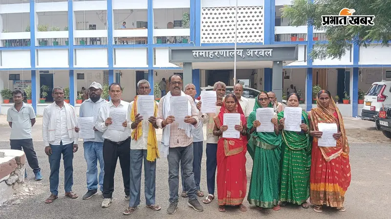 पैक्स चुनाव में बूथ बदलने की मांग पर गरमाया मामला, प्रत्याशी समाहरणालय पहुंचे