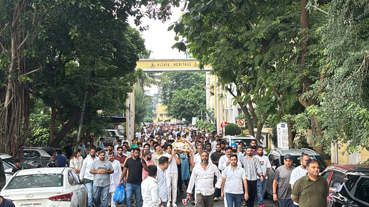 कदमा विजया हेरिटेज से निकली अंतिम यात्रा.