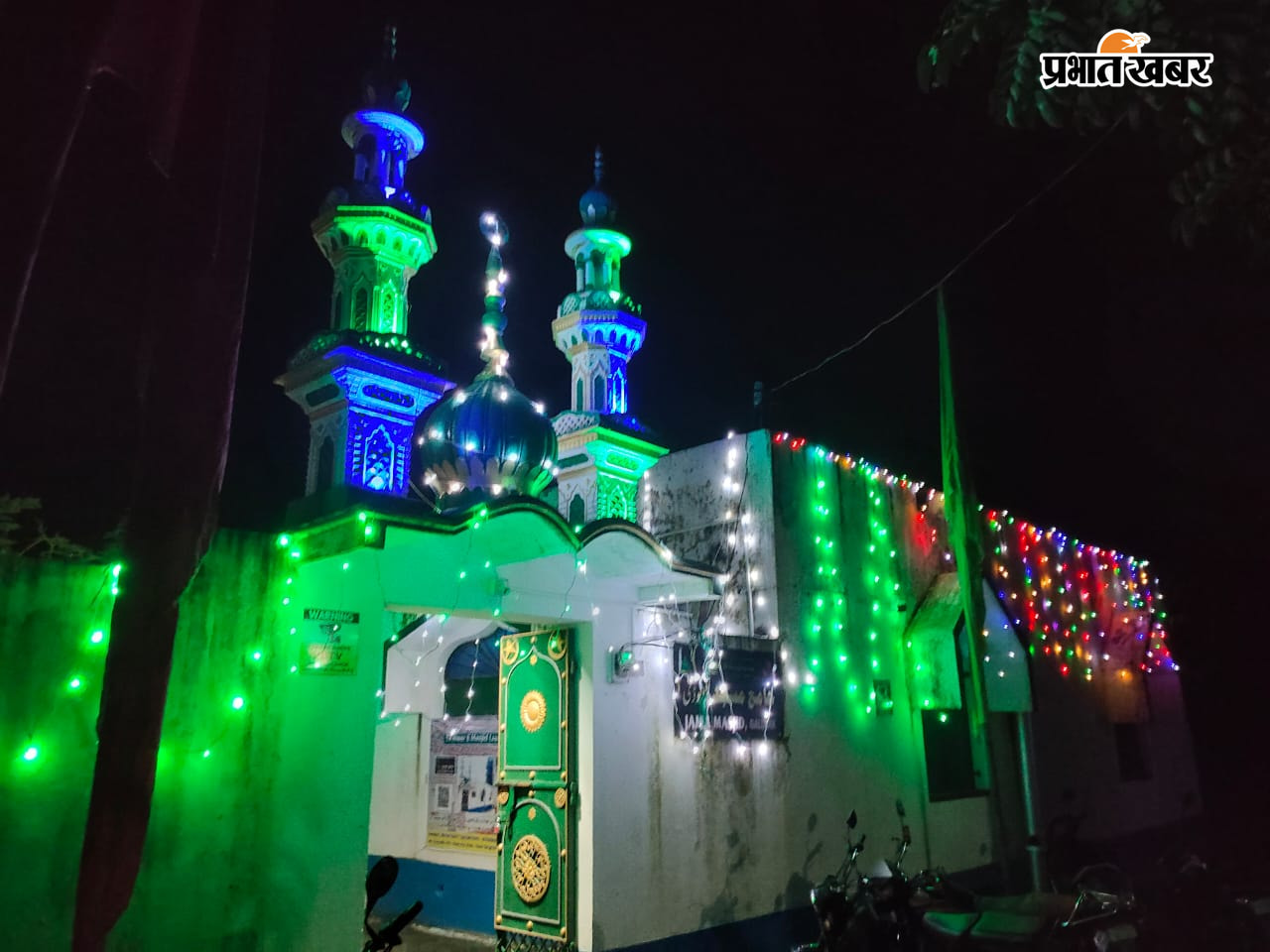 रोशनी से नहाया गालूडीह जामा मस्जिद.