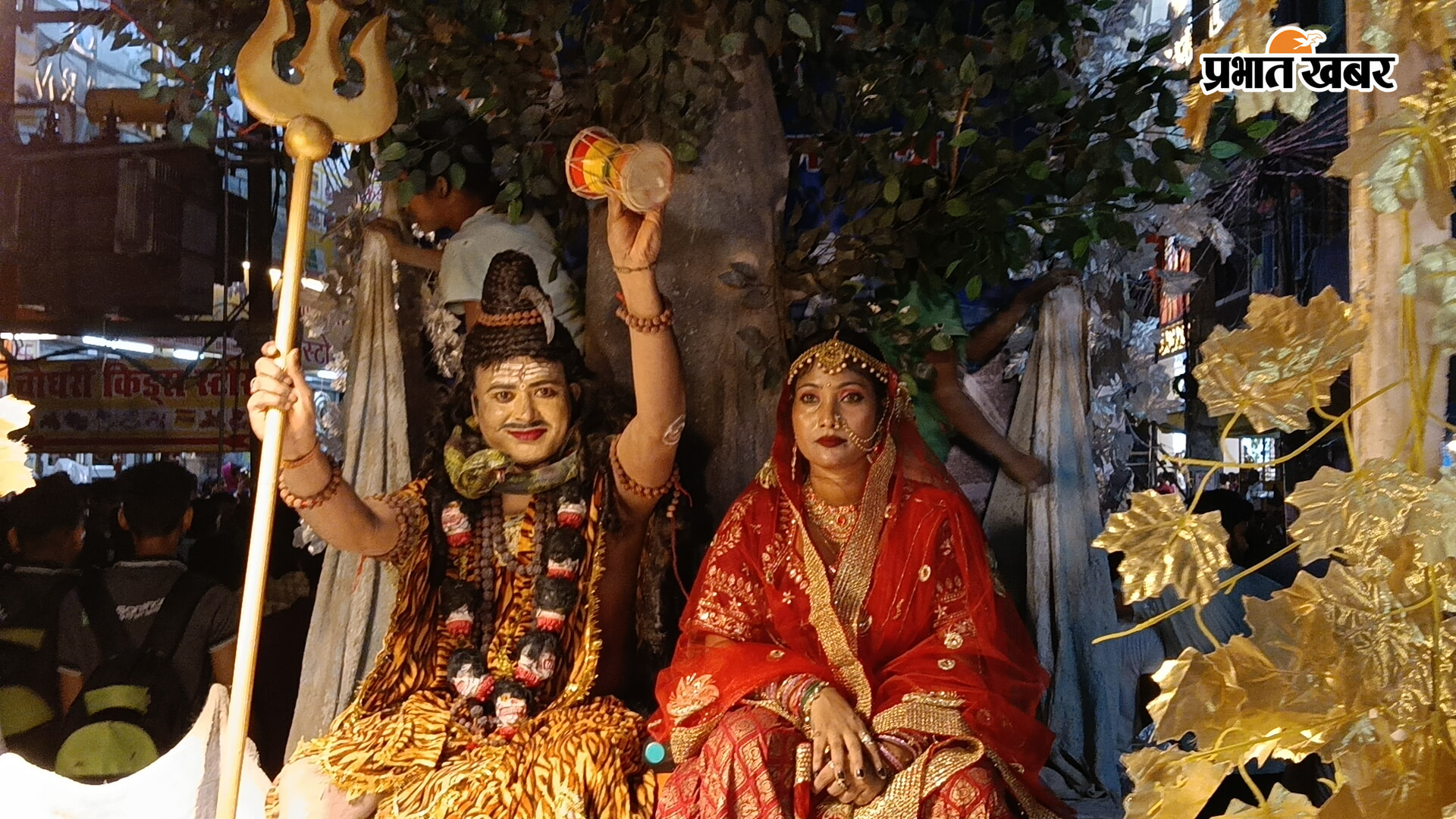 शोभा यात्रा में शामिल देवी देवता के रूप में कलाकार | Prabhat Khabar Network