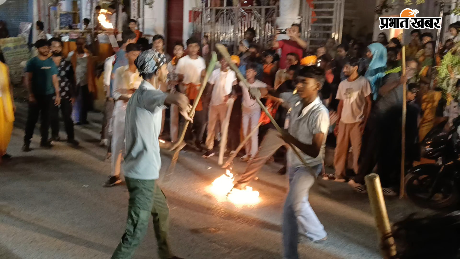 पारंपरिक अस्त्र-शस्त्र से करतब दिखाते कलाकार | Prabhat Khabar Network