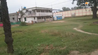 कोडरमा: स्कूल है, भवन भी है... लेकिन बच्चों के लिए सड़क नहीं, बारिश में कीचड़ और पानी से होकर विद्यालय पहुंचते हैं छात्र