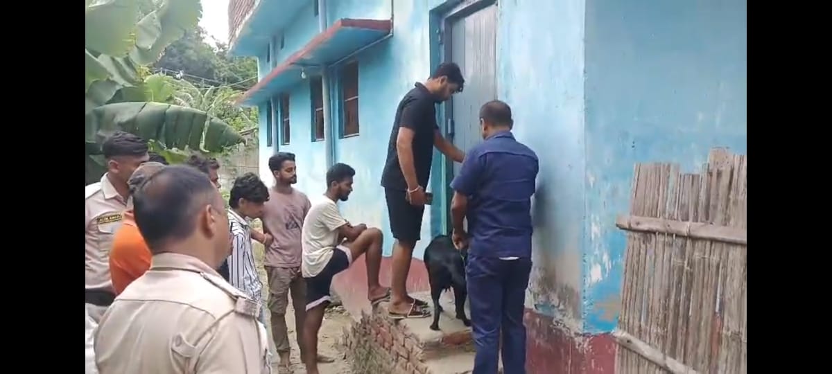 चोरी की घटना के बाद जांच करती पुलिस टीम