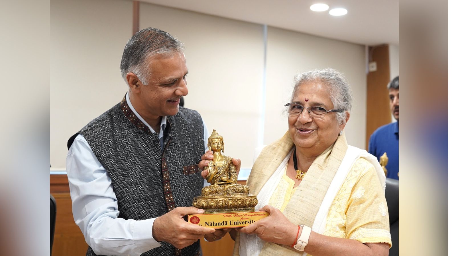 सांसद सुधा मूर्ति को सम्मानित करते प्रो सचिन चतुर्वेदी