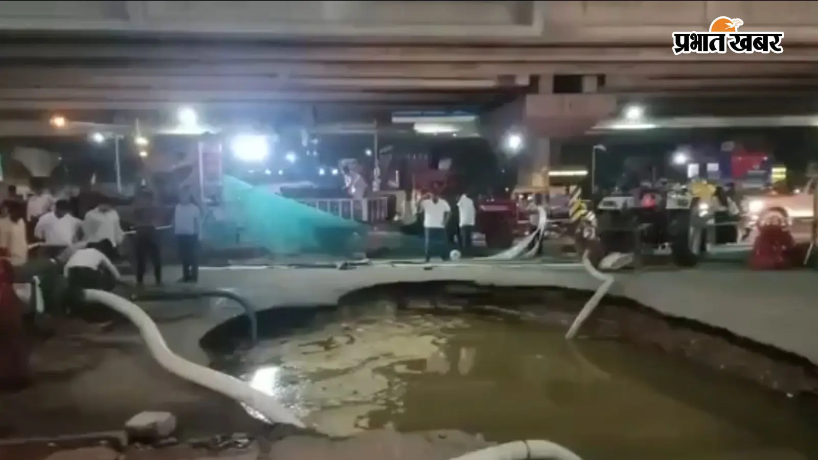 गुरुग्राम की सड़क पर मौत को दावत? IFFCO चौक पर अचानक बना 25 फीट का गड्ढा