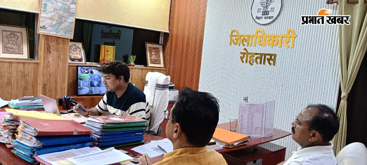 बैठक में उपस्थित अधिकारी | Prabhat Khabar Network