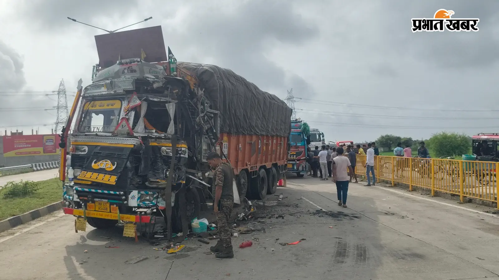 कैमूर : कुदरा में दो ट्रकों की जोरदार टक्कर, केबिन में फंसा खलासी, एनएचएआई ने रेस्क्यू कर बचाई जान