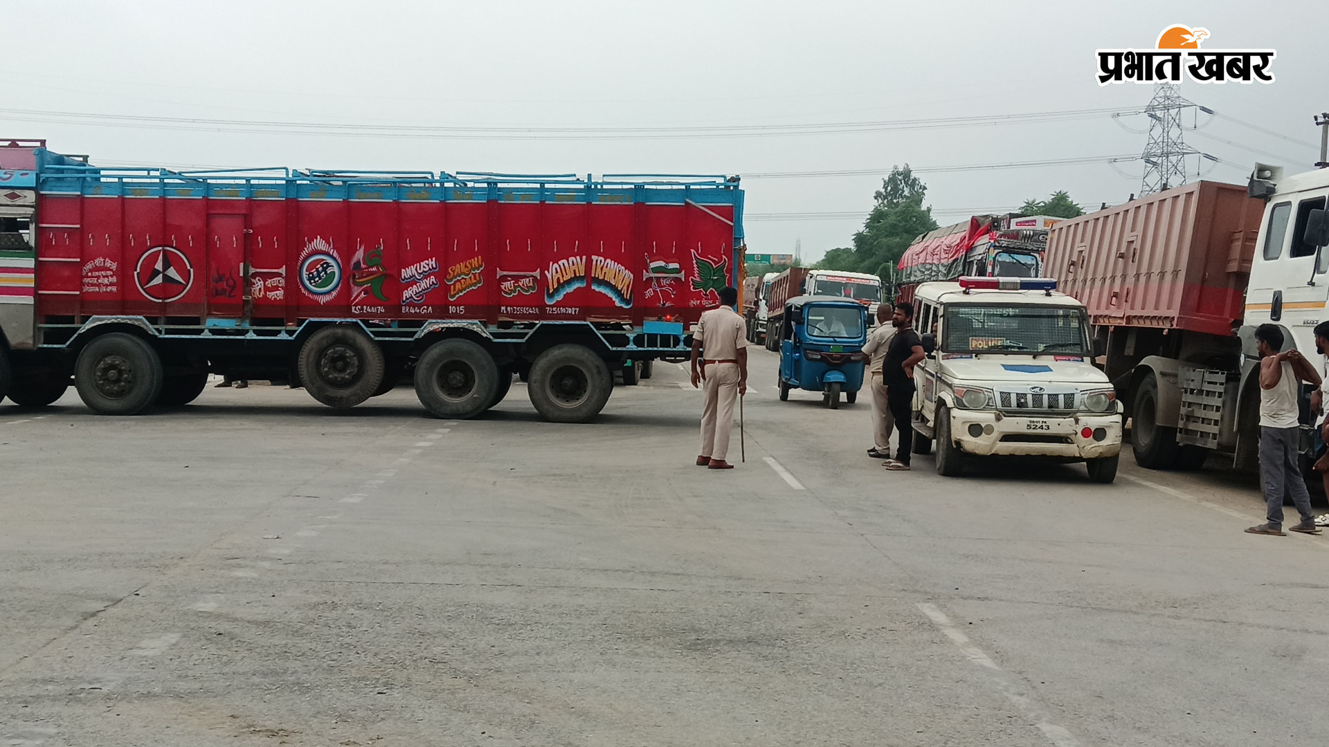 फोटो पटना बक्सर फोरलेन पर तीन लाइन में खड़े वाहन फोटो रॉन्ग साइड से गोलंबर पहुंचने वाले बक्सर पटना लाइन में खड़े वाहन फोटो पटना बक्सर फोरलेन पर वाहनों की लगी लंबी लाइन | Prabhat Khabar Network