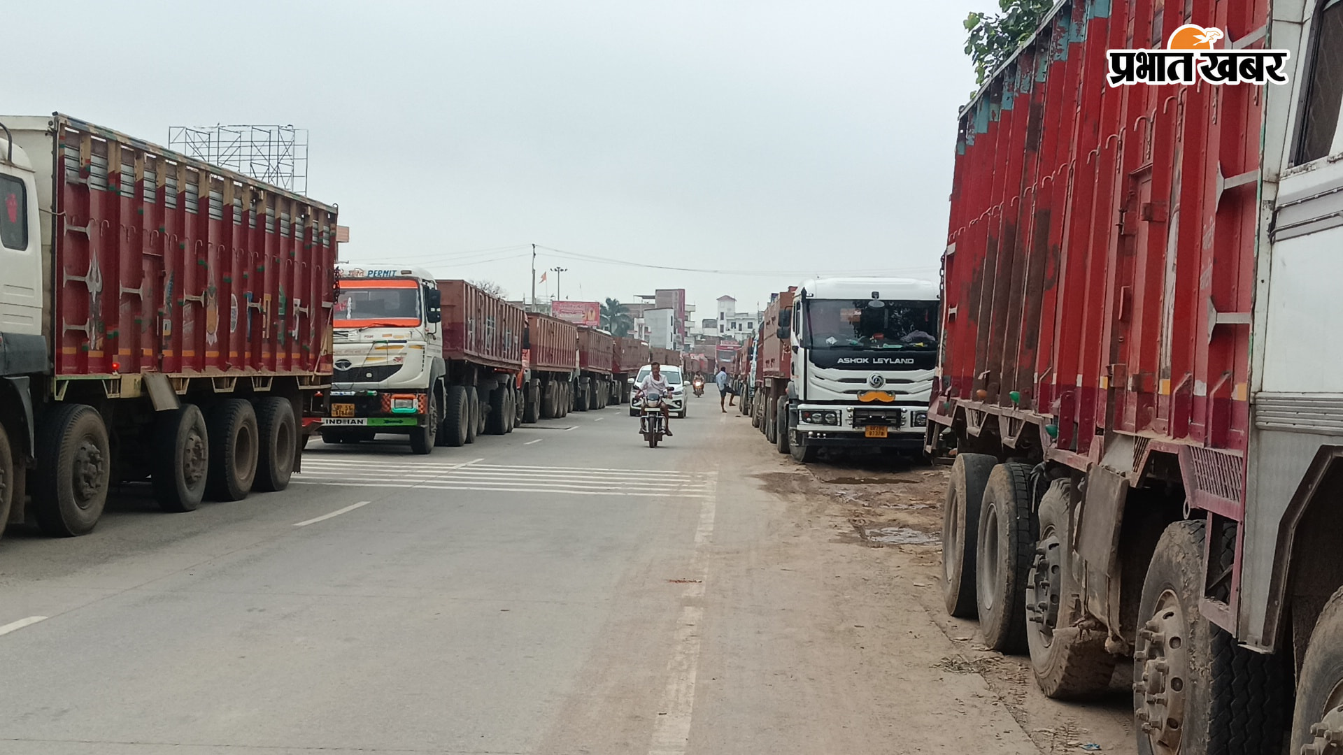 फोटो पटना बक्सर फोरलेन पर तीन लाइन में खड़े वाहन फोटो रॉन्ग साइड से गोलंबर पहुंचने वाले बक्सर पटना लाइन में खड़े वाहन फोटो पटना बक्सर फोरलेन पर वाहनों की लगी लंबी लाइन | Prabhat Khabar Network