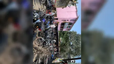 बालूमाथ CHC में बेतरतीब पार्किंग से बढ़ी परेशानी, एंबुलेंस के रास्ते में भी खड़े रहते हैं वाहन