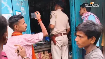 वैशाली : महुआ में रात के अंधेरे में दो दुकानों पर चोरों का धावा, CCTV में कैद हुई करतूत