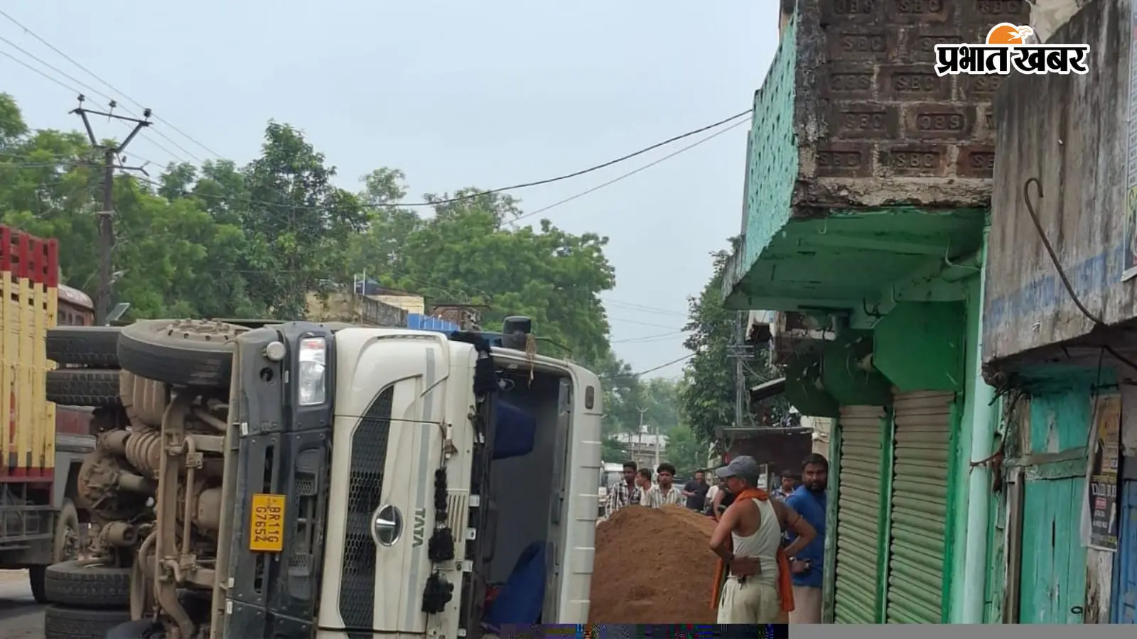हवेली खड़गपुर में हाट चौक पर पलटा 18 चक्का बालू लदा ट्रक, बाल-बाल बचे राहगीर; सड़क पर लगा जाम