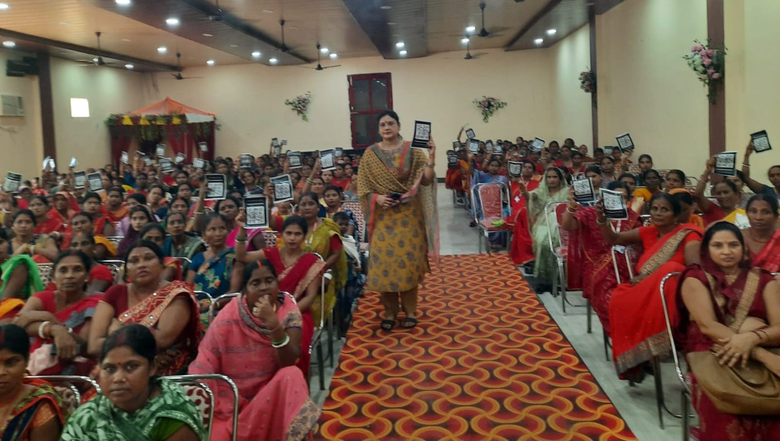 जानकारी लेती महिलाएं