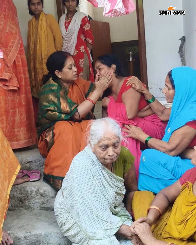 घटना को लेकर पूर्व विधायक प्रतिमा कुमारी परिजनों से मिलकर ढाढ़स बंधाते हुए व घटना की जानकारी लेते युवा भाजपा प्रदेश महामंत्री सीमांत शेखर | Prabhat Khabar Network