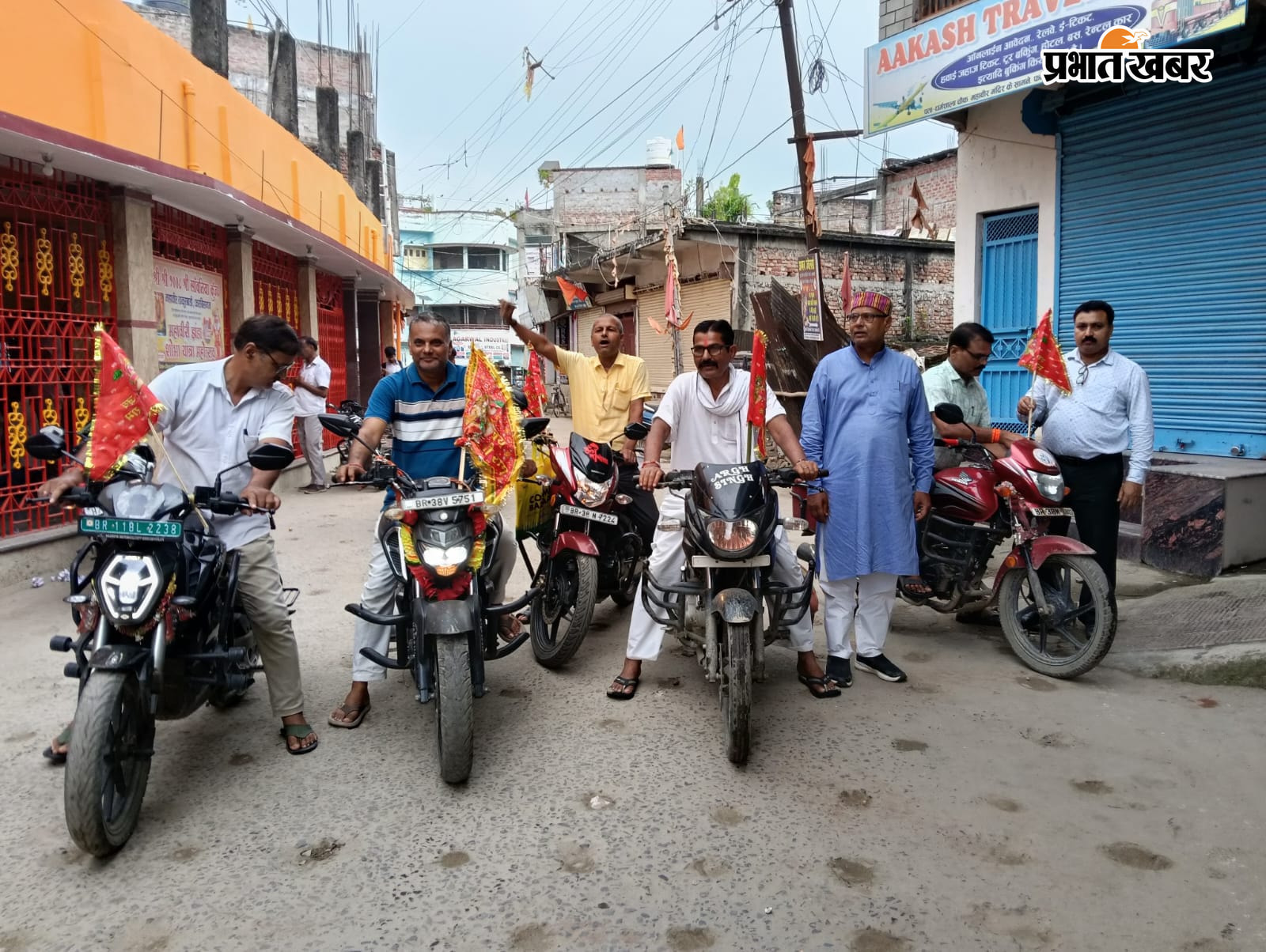 ऐतिहासिक महावीर झंडा शोभा यात्रा की सफलता को लेकर चलाये गये जनसंपर्क अभियान में शामिल कमिटी के सदस्यगण | Prabhat Khabar Network