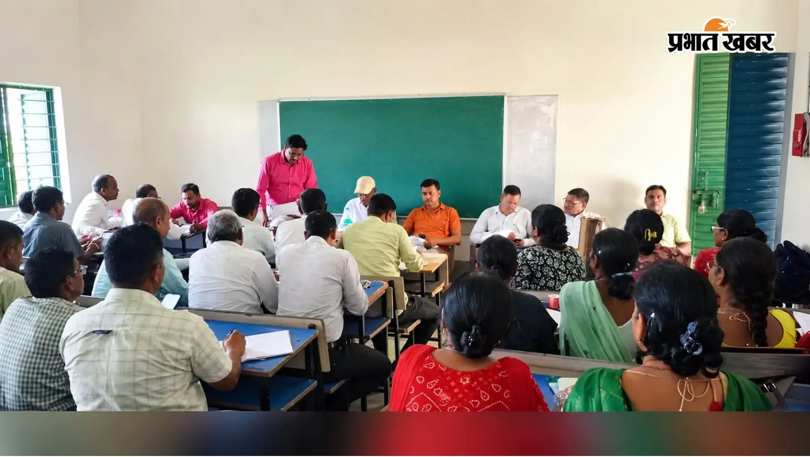 चतरा में स्कूलों की व्यवस्थाओं पर मंथन, योजनाओं को शत-प्रतिशत पूरा करने का निर्देश