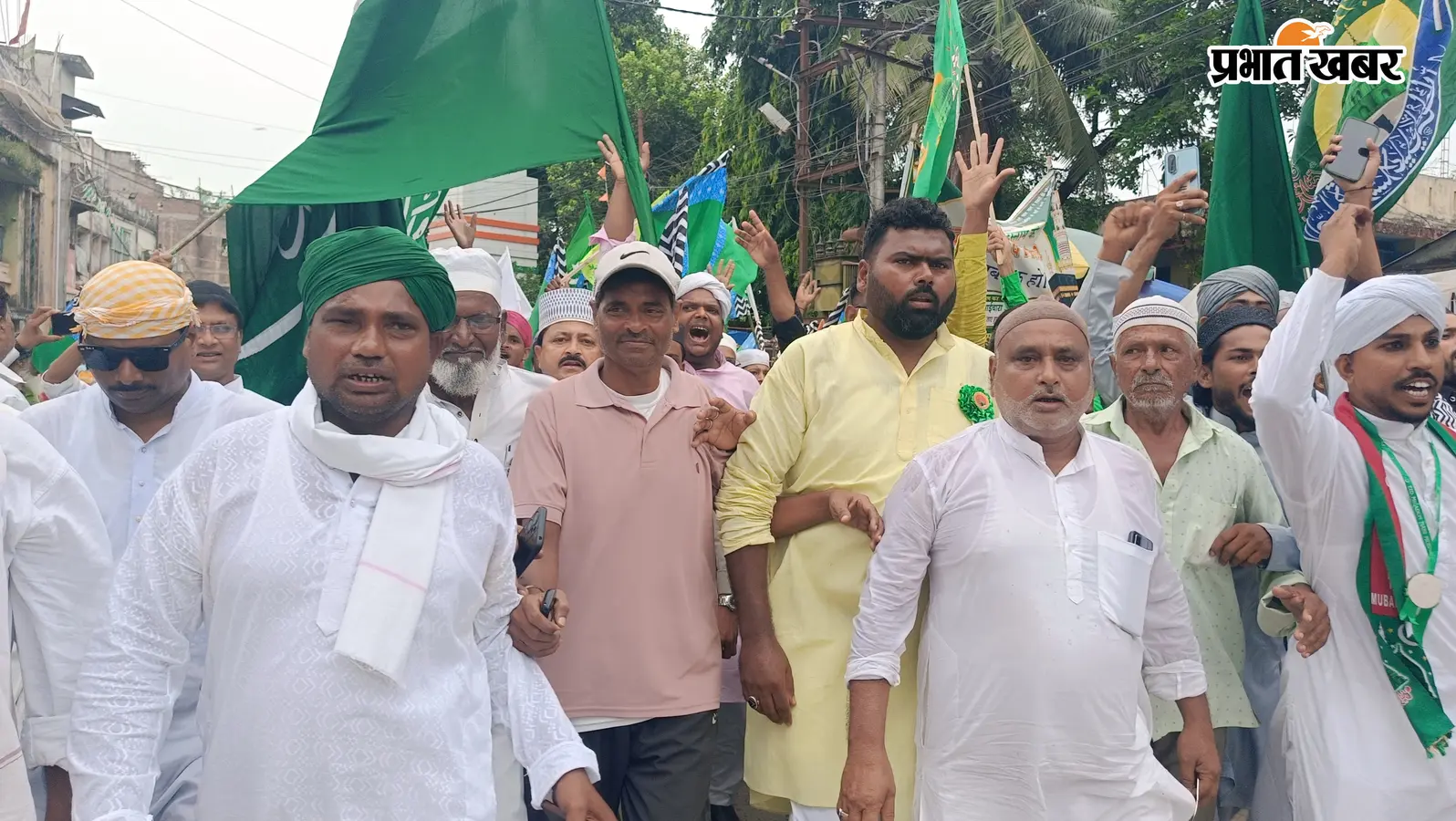 जश्न-ए-ईद मिलादुन्नबी पर जोगबनी में उमड़ा जनसैलाब, सादगी से निकला जुलूस