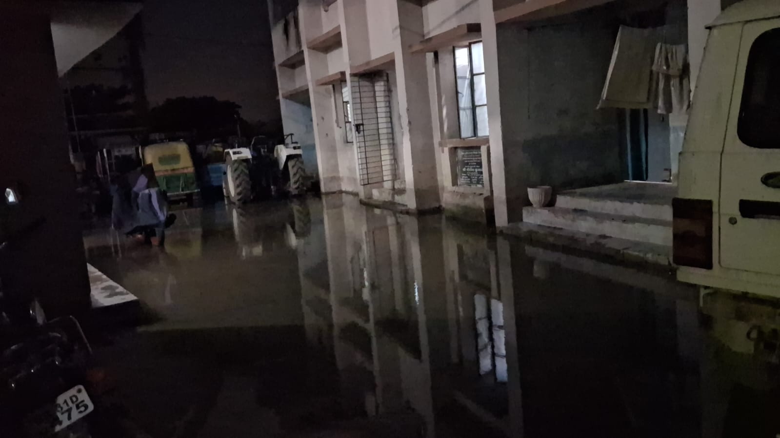 जुड़ावनपुर थाना परिसर में बाढ़ का पानी