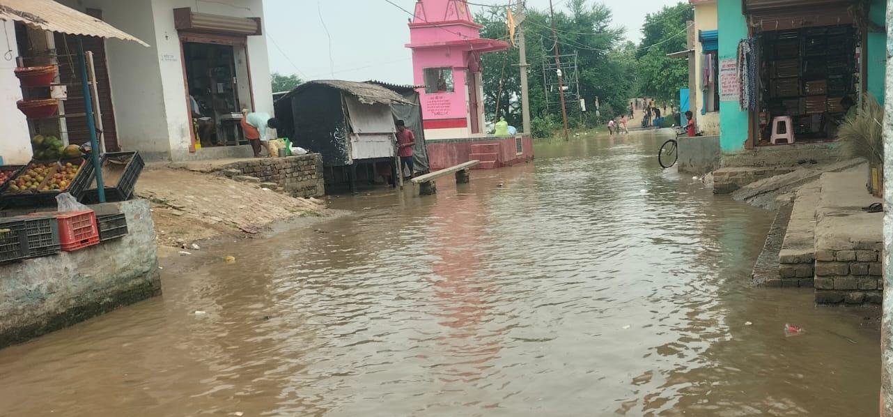 शिवनगर बाजार में बाढ़ का पानी 