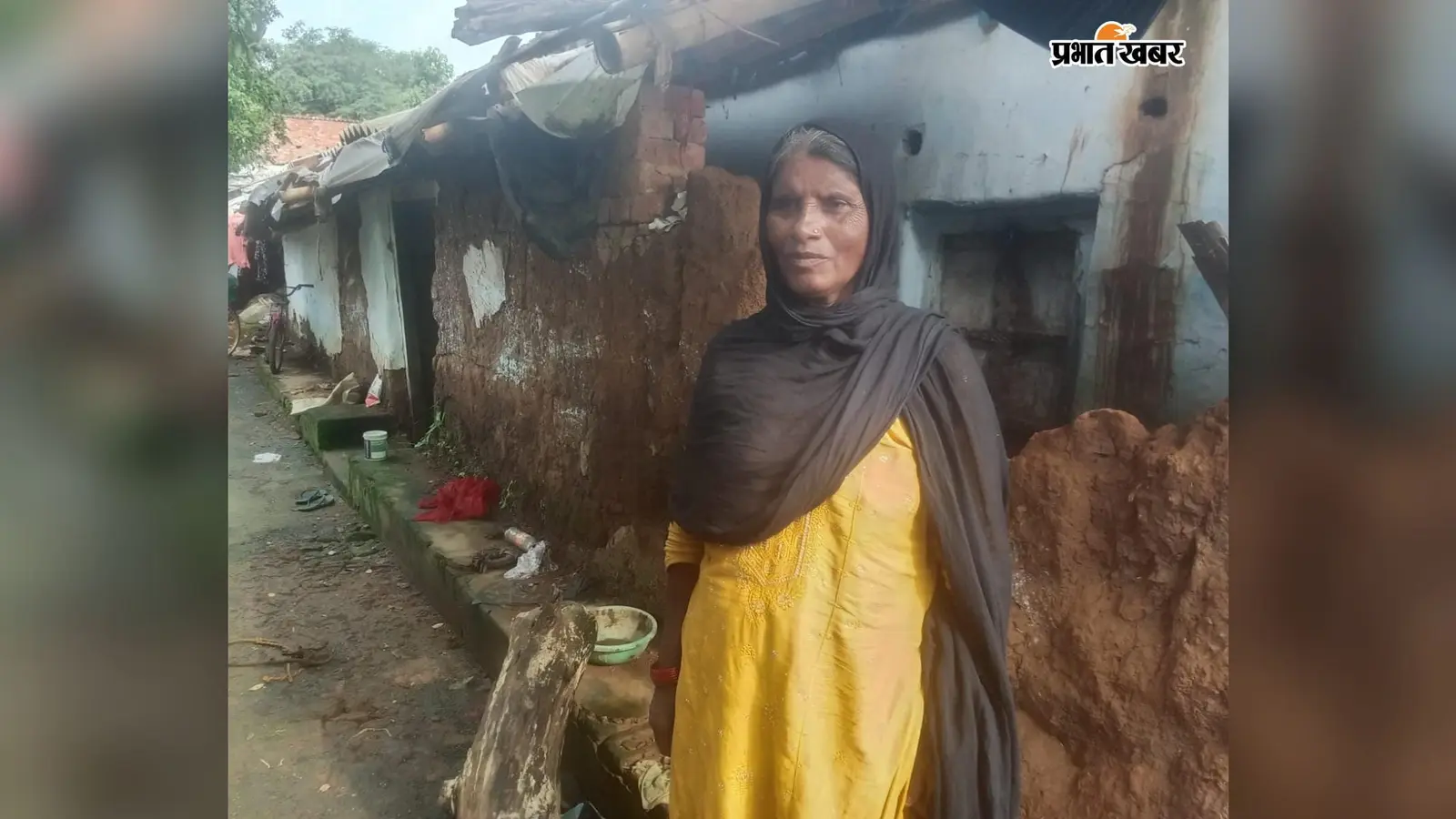 बारिश में भरभराकर गिरा मकान, बाल-बाल बचा परिवार; प्रशासन से की मुआवजे की मांग