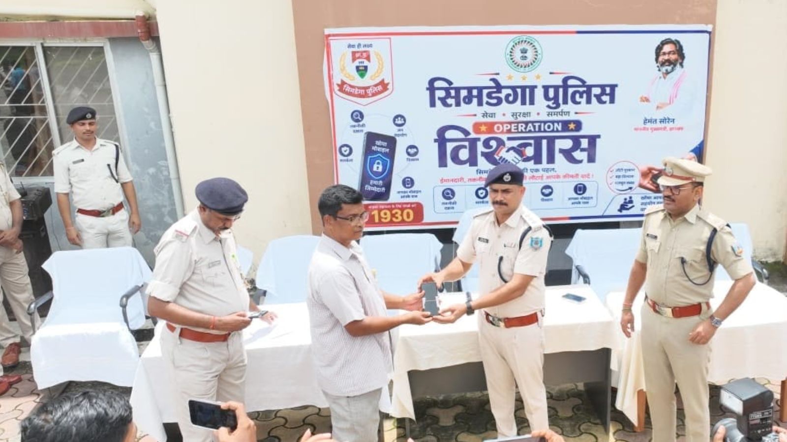 मोबाइल वापस करते हुए (फोटो- X @Simdega_Police)