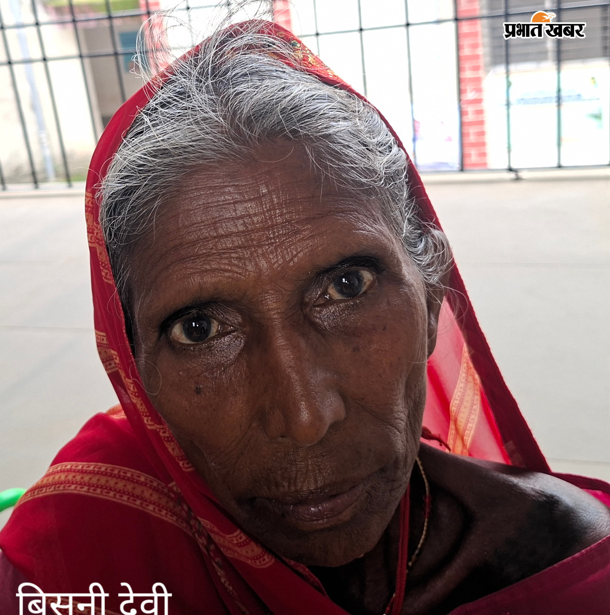 मुखिया से लेकर विधायक तक गुहार बेअसर, दफ्तरों के चक्कर काट-काटकर थक चुकी हैं वृद्ध पीड़िता | Prabhat Khabar Network