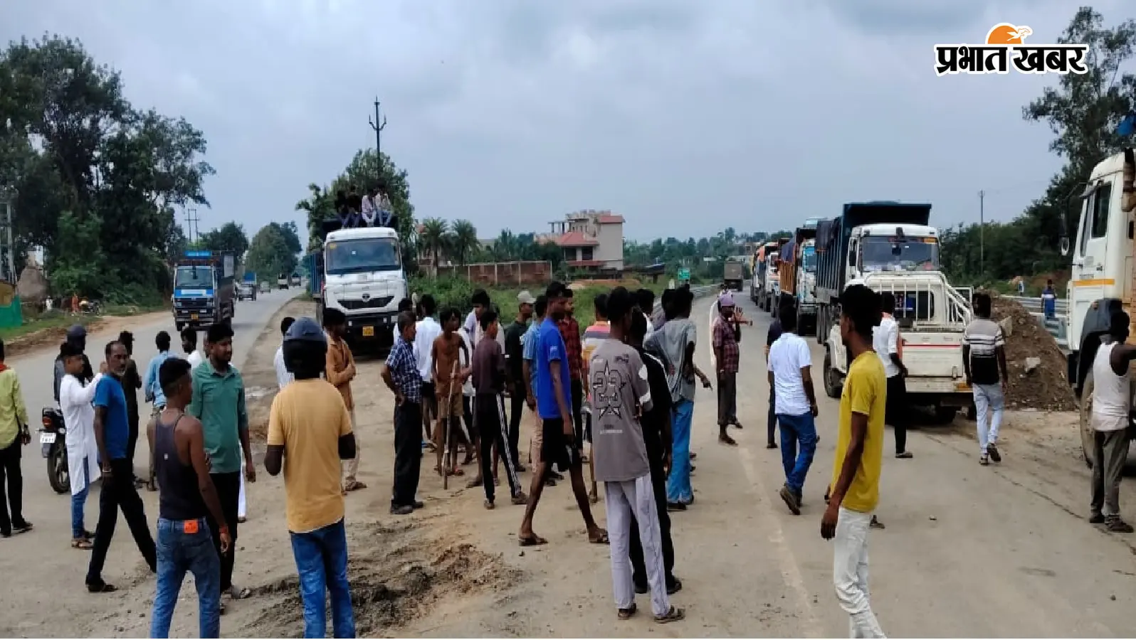 गोला में अलग-अलग तीन सड़क हादसों में एक युवक की मौत, पांच घायल