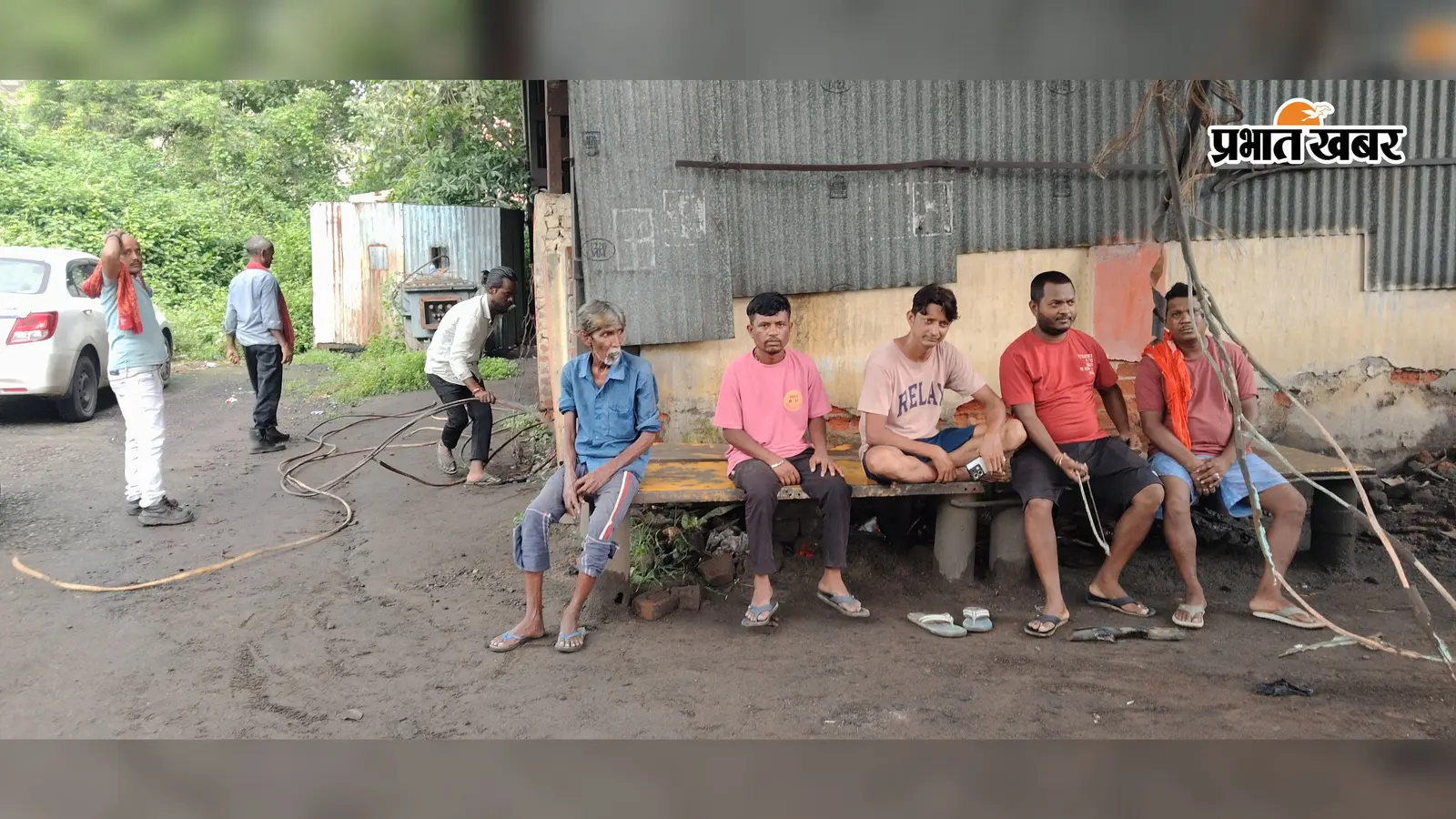 बिजली के लिए तरसे ग्रामीण, सलानपुर कोलियरी वर्कशॉप में प्रदर्शन