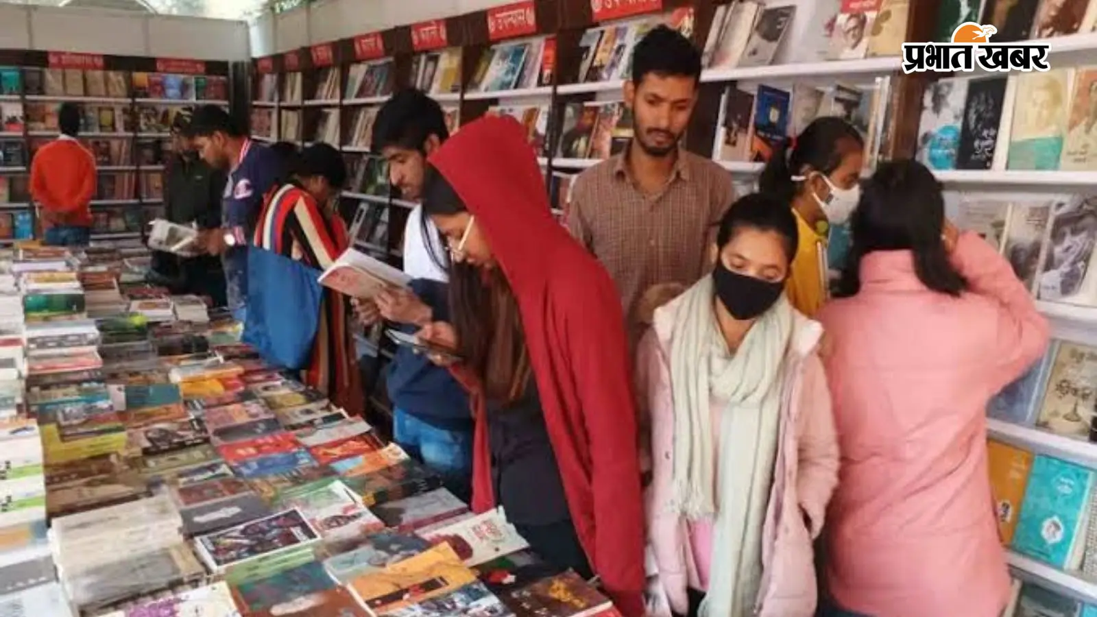 प्रयागराज में अनोखा पुस्तक मेला: एमआरपी के बजाय वजन के हिसाब से बिक रहीं किताबें