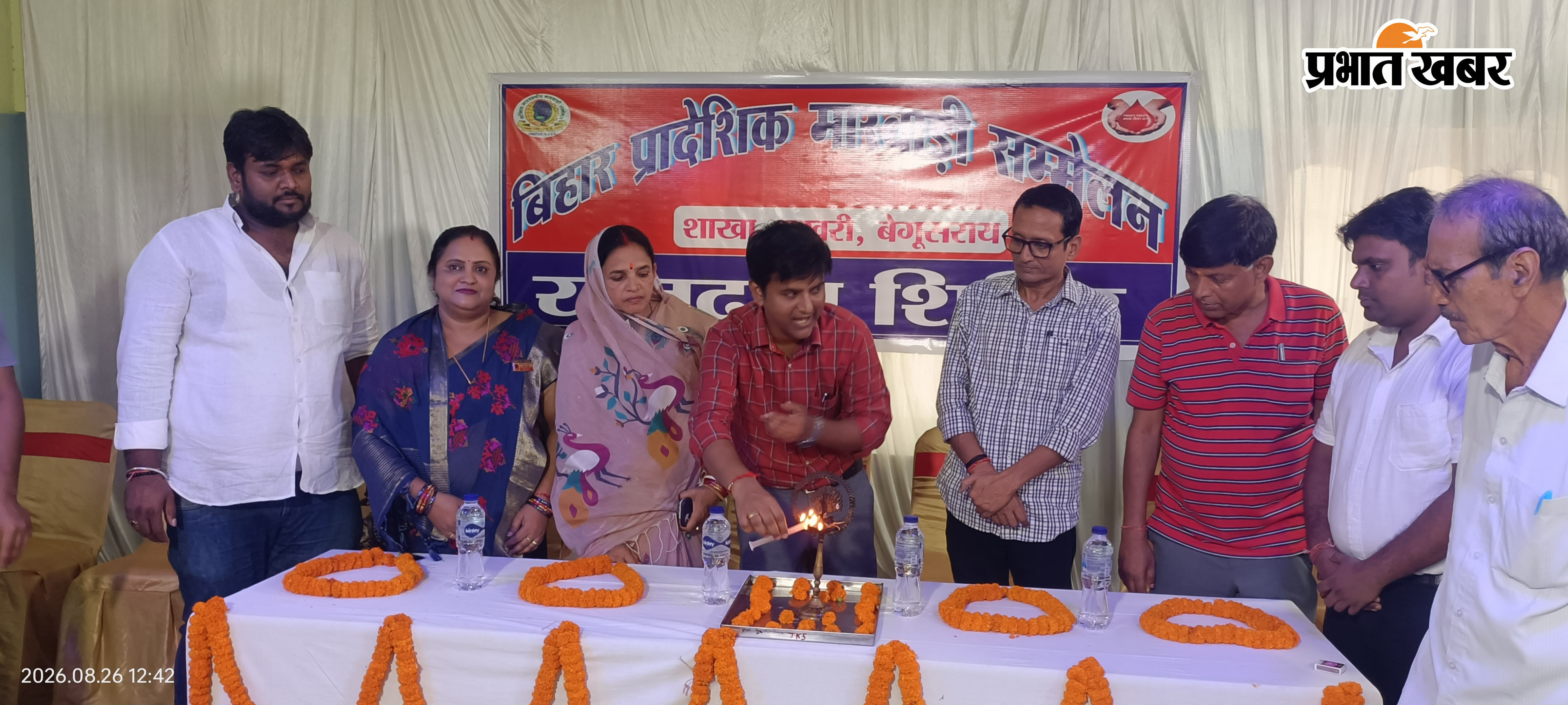 1 रक्तदान करते हुए स्थानीय लोग  2 बखरी में रक्तदान शिविर का उदघाटन करते हुए अतिथि | Prabhat Khabar Network