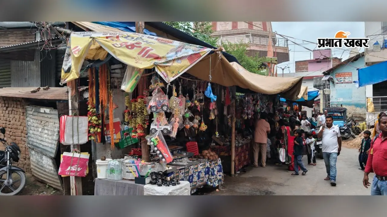 मां गढ़देवी मंदिर के मुख्य द्वार पर अतिक्रमण से श्रद्धालु परेशान, सड़क पर सज रही पूजा सामग्री की दुकानें