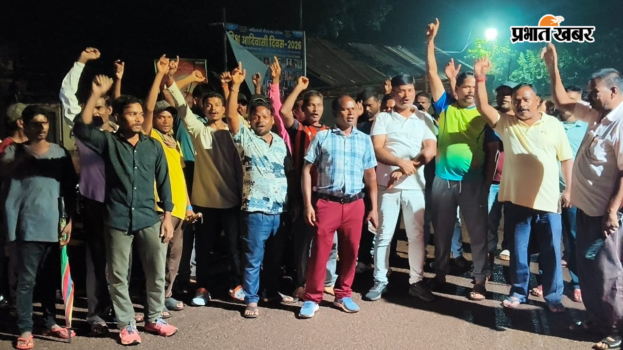 खदान बंदी का विरोध जताते गुवा विभिन्न श्रमिक संगठन के मजदूर. | Prabhat Khabar Network