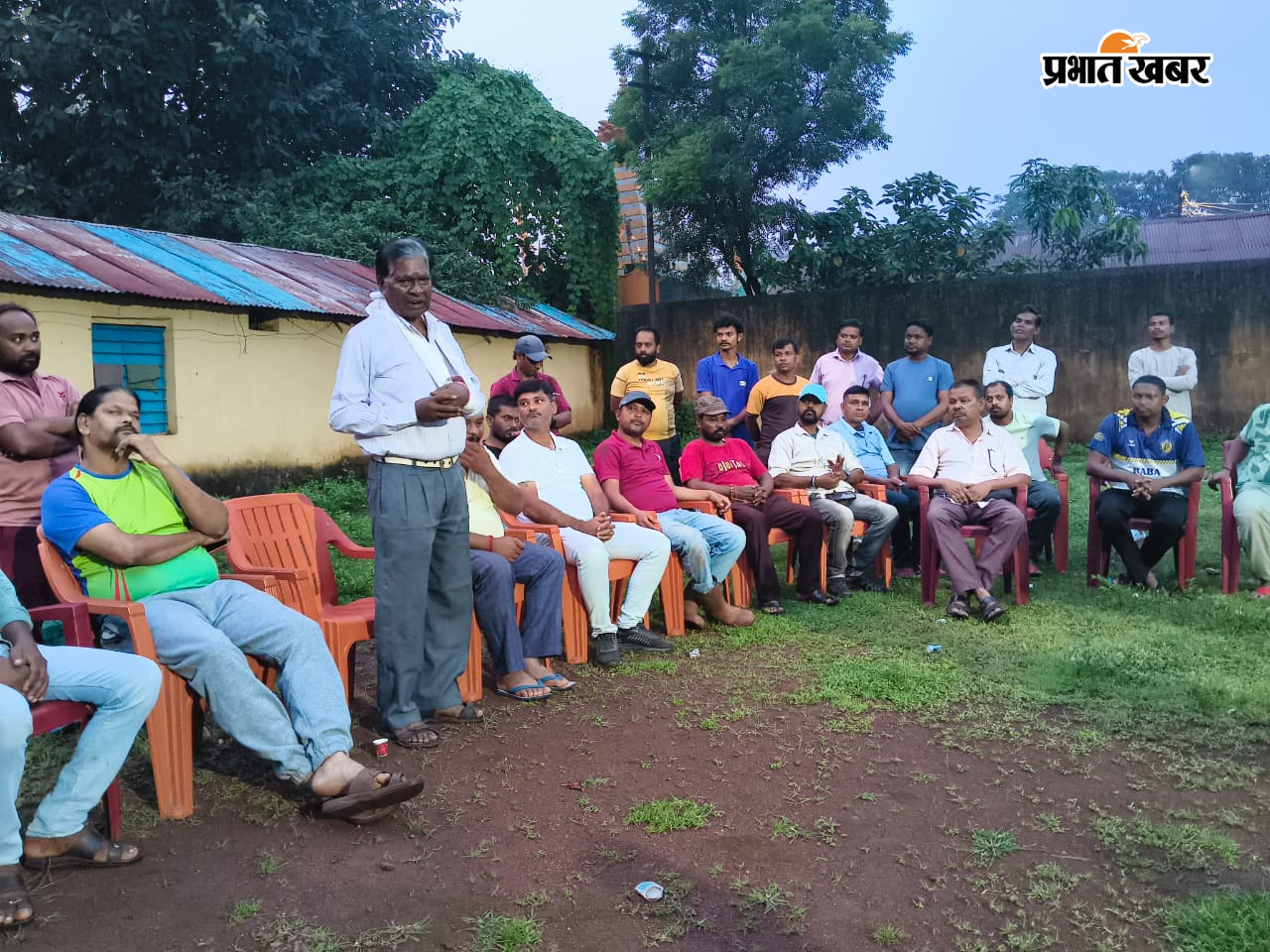 खदान बंदी का विरोध जताते गुवा विभिन्न श्रमिक संगठन के मजदूर. | Prabhat Khabar Network