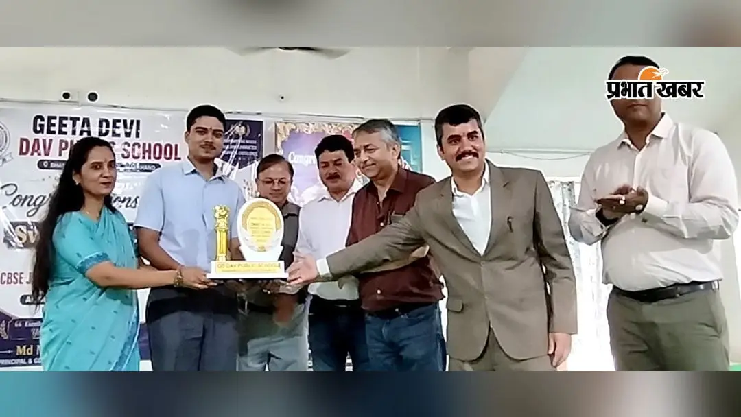 CBSE में चमका देवघर का लाल, राज्य टॉपर स्वस्तिक राज को मिला सम्मान
