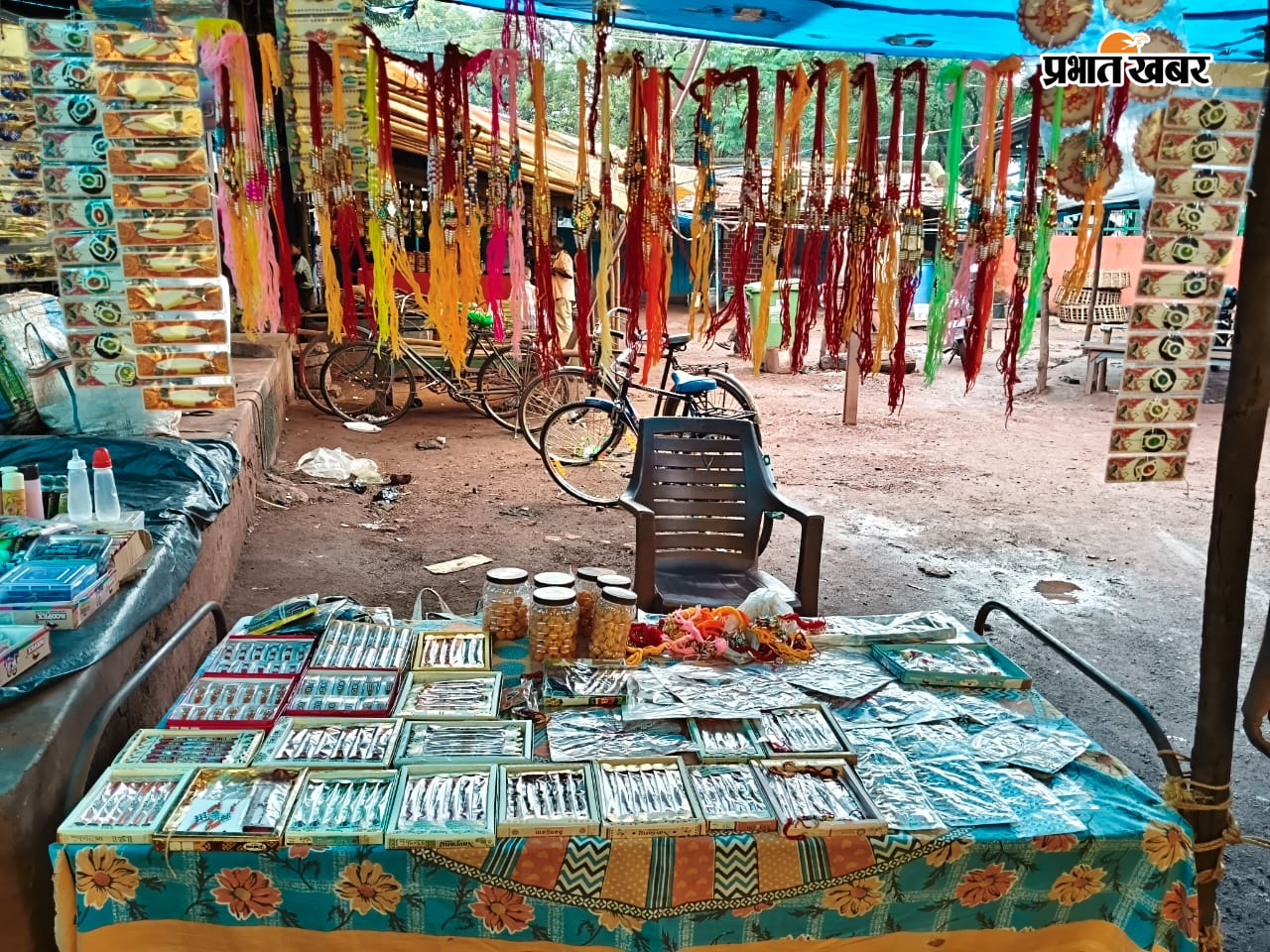 रक्षाबंधन पर्व को लेकर राखी से सजी दुकान. | Prabhat Khabar Network