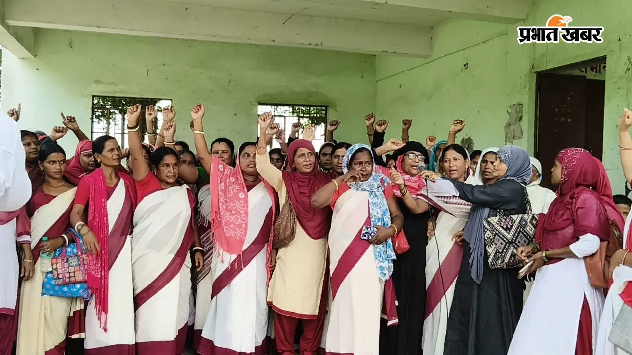 पांच सूत्री मांगों को लेकर आंगनबाड़ी सेविकाओं का धरना, मानदेय बढ़ाने समेत कई मांगें उठाईं