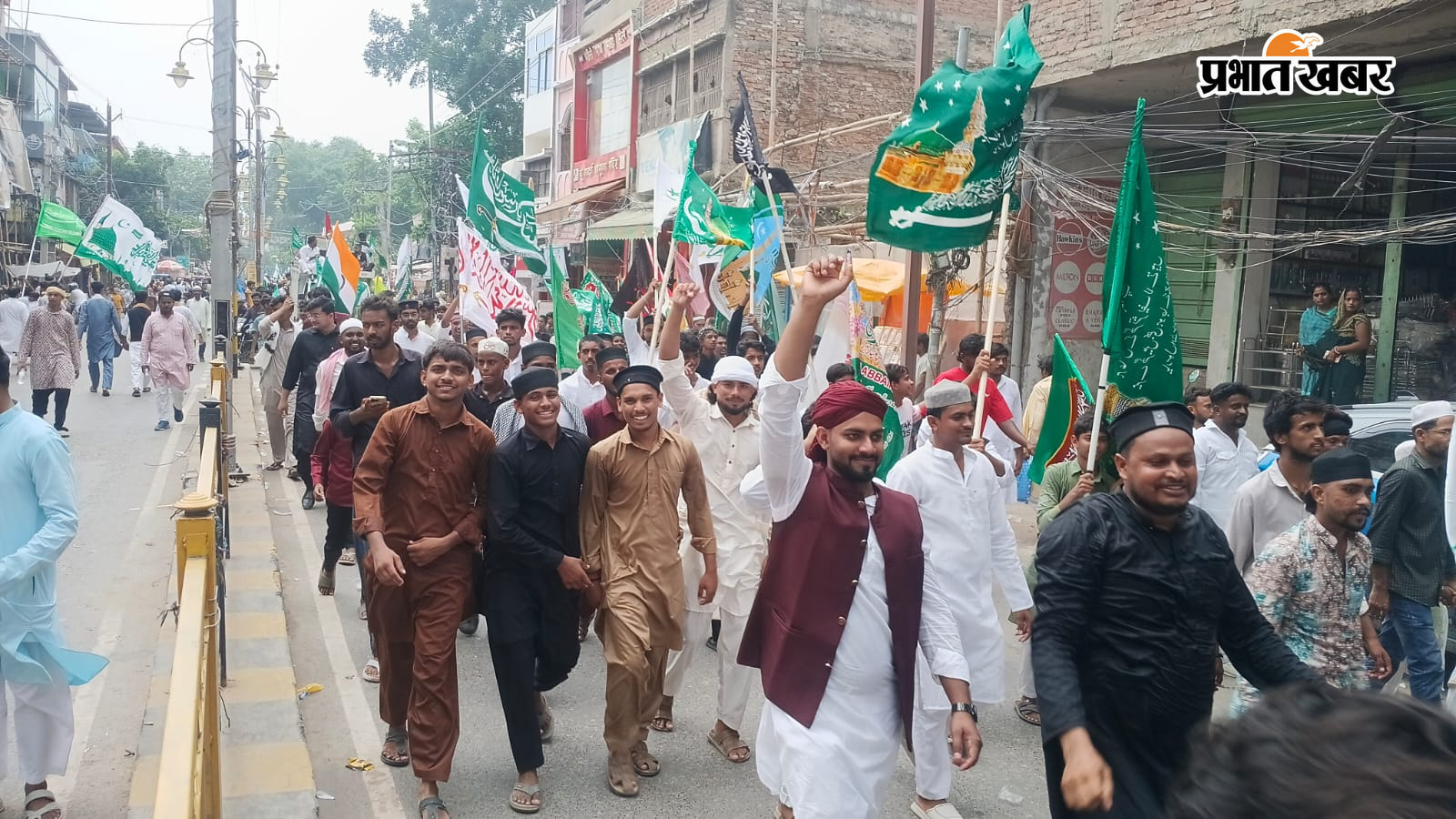 फोटो .वाहन पर सवार इमाम फोटो. जुलूस में शामिल लोग फ़ोटो.जुलुस में शामिल लोगों को पानी पिलाते लोग | Prabhat Khabar Network