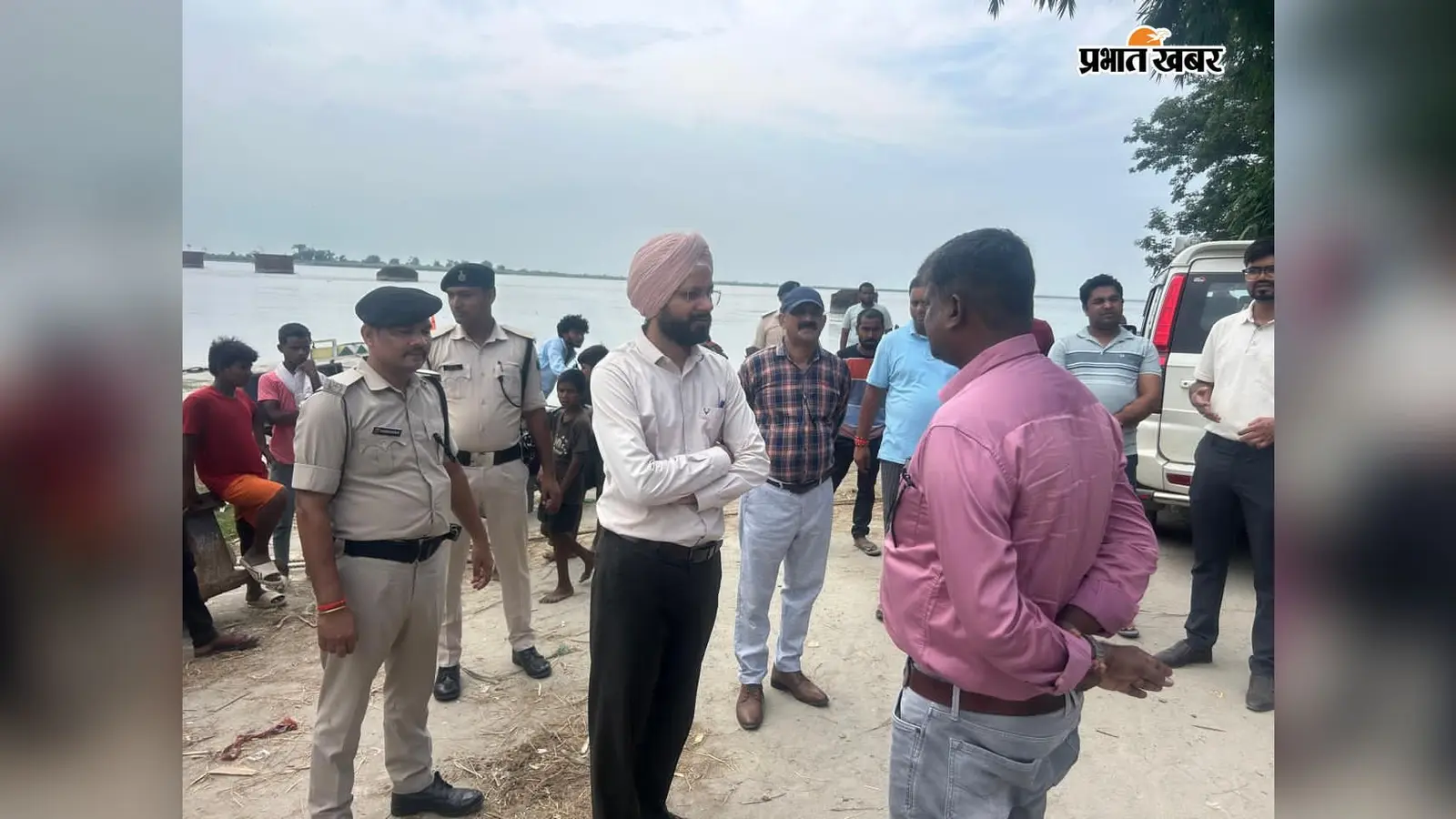 नेपाल बाढ़ का असर: गंडक तटबंधों पर डीएम की नजर, अधिकारियों को अलर्ट रहने का निर्देश