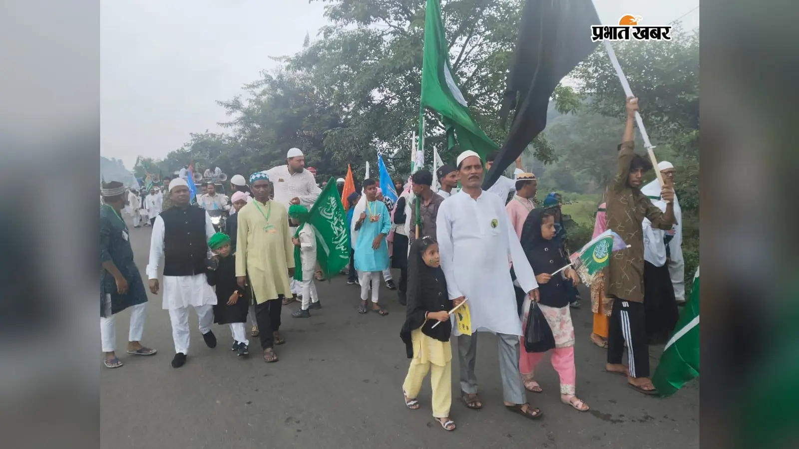 केदला: बाजे-गाजे के साथ निकला ईद मिलादुन्नबी का जुलूस, जगह-जगह मिठाई और खिचड़ा बांटा