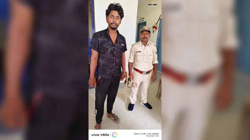 पुलिस को देखते ही भागा युवक, तलाशी में निकली 15 लीटर चुलाई शराब, पतरघट में दो गिरफ्तार