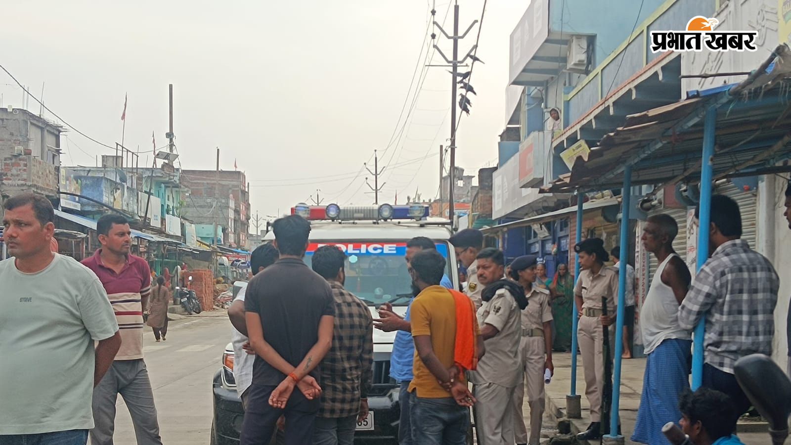 स्थानीय की भीड़ और मौके पर पहुंची पुलिस