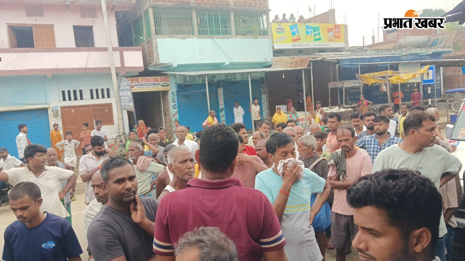 खबर की जानकारी मिलते ही ग्रामीणों की लगी भीड़