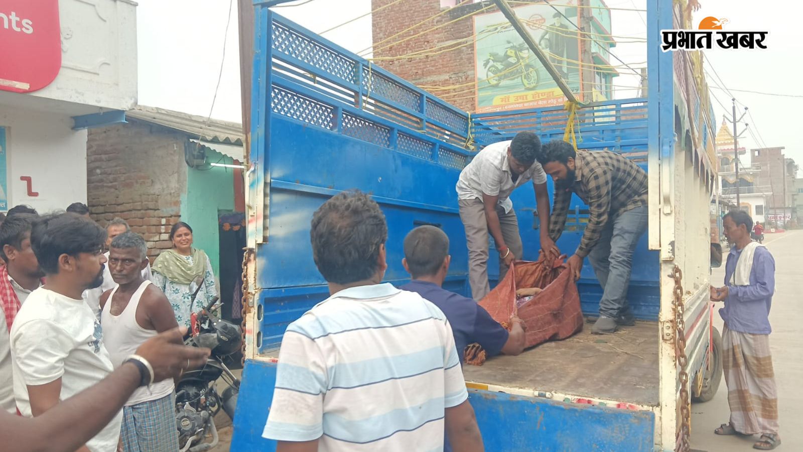 शव को अस्पताल ले जाते लोग