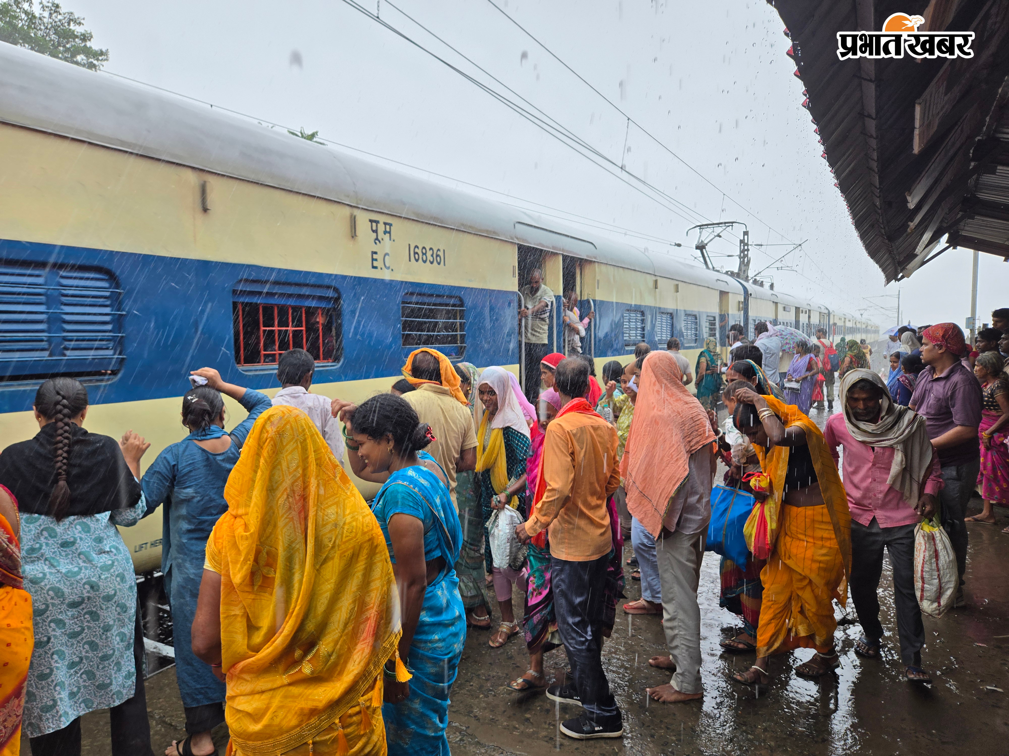 बारिश के बीच ट्रेन में चढ़ते यात्री ट्रेन से उतरकर बारिश से बचने का प्रयास करते यात्री | Prabhat Khabar Network