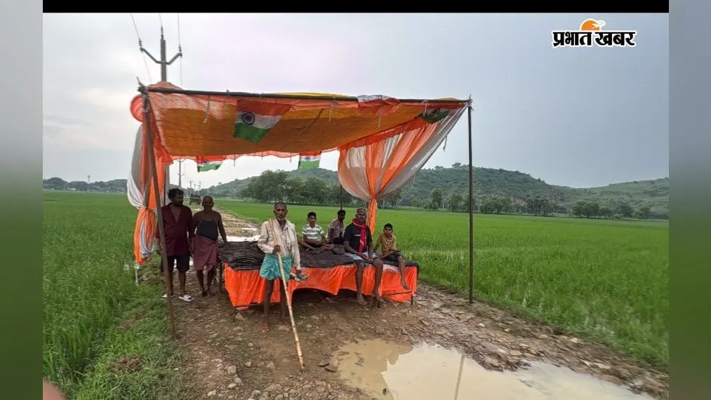 कैमूर में आजादी के 8 दशक बाद भी सड़क का इंतजार, खर्राटी खुर्द में ग्रामीणों का फूटा गुस्सा, भूख हड़ताल का ऐलान