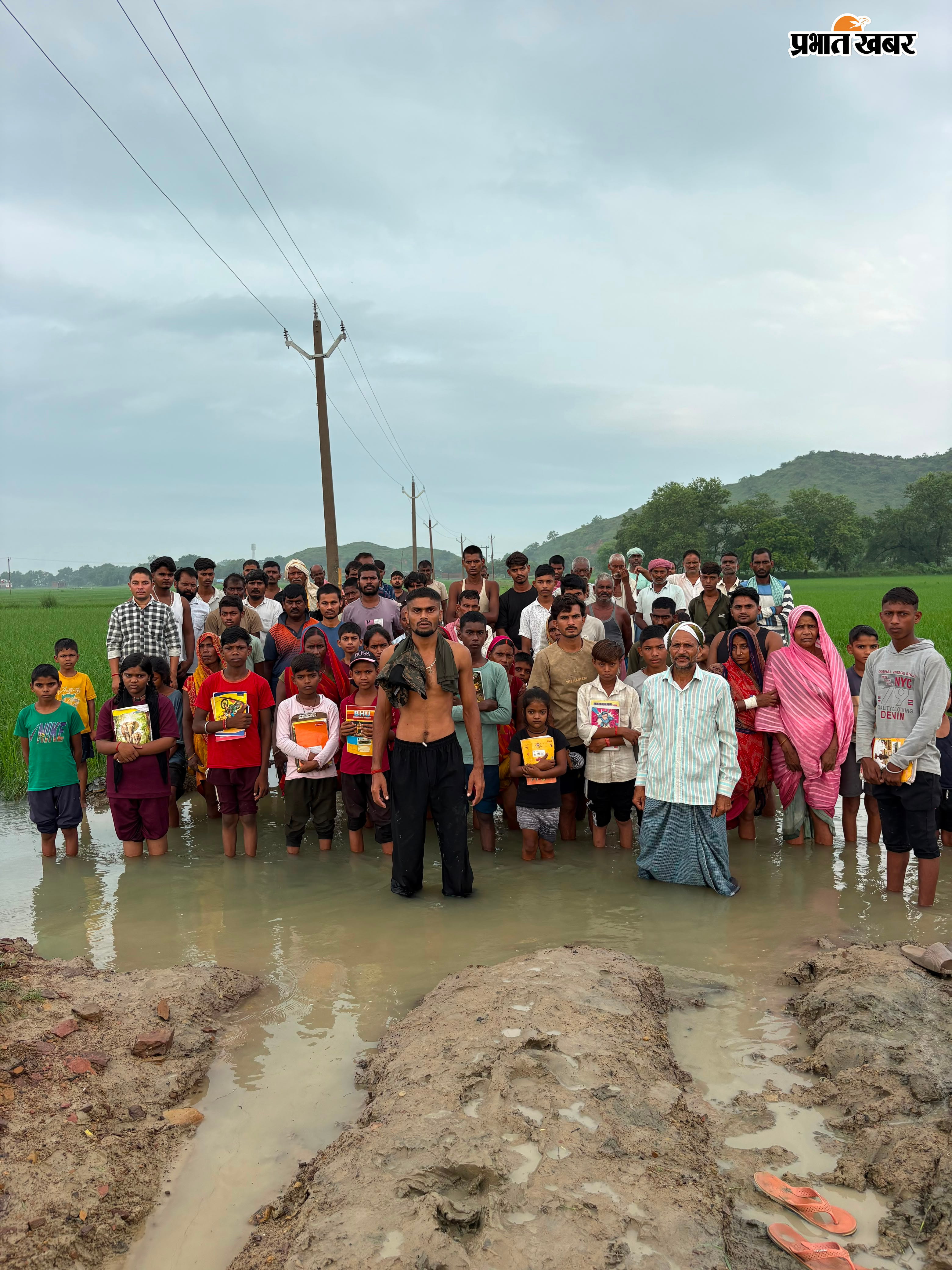 भूख हड़ताल के लिए सड़क पर लगाए टेंट  कच्ची सड़क पर पानी में प्रवेश कर विरोध जताते ग्रामीण | Prabhat Khabar Network