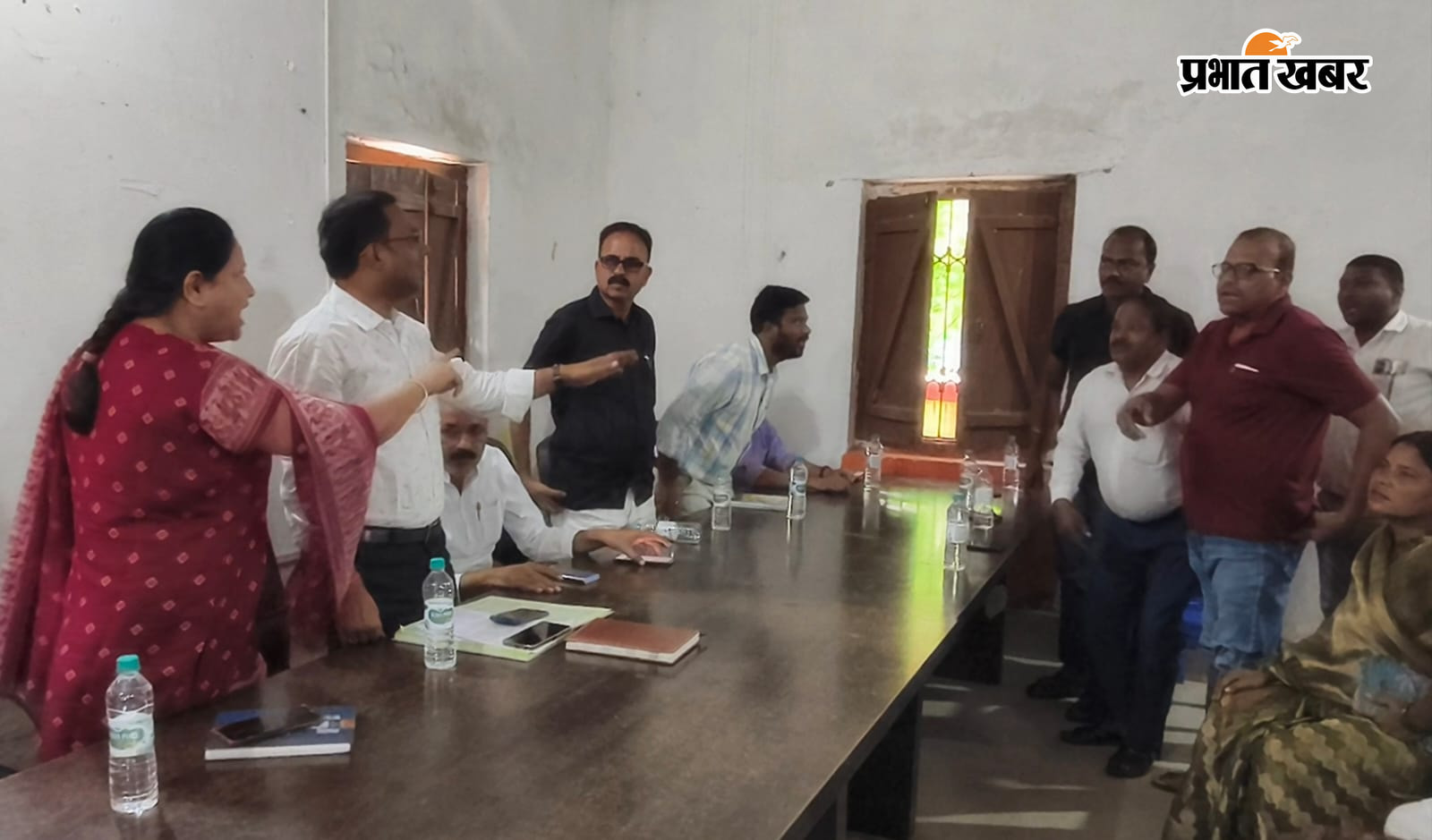 बीस सूत्री की बैठक में भिड़े सीओ और जनप्रतिनिधि | Prabhat Khabar Network