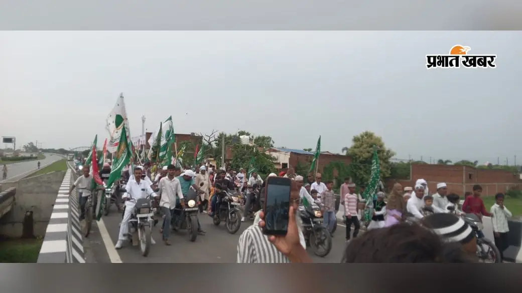 कैमूर: दुर्गावती में अकीदत के साथ निकला जश्न-ए-ईद मिलादुन्नबी का जुलूस, हाथों में तिरंगा थामे गूंजे 'हुजूर की आमद मरहबा' के नारे