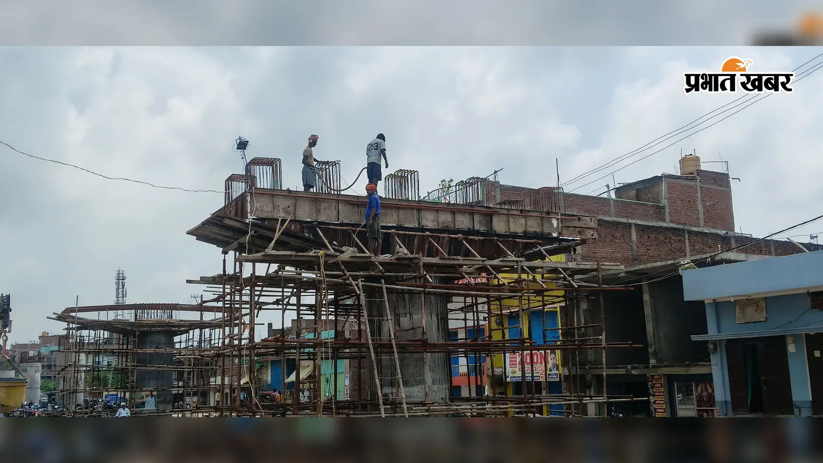 बक्सर: रघुनाथपुर ROB निर्माण में सुरक्षा मानकों की उड़ी धज्जियां, बिना हेलमेट और सेफ्टी बेल्ट के ऊंचे पिलरों पर काम कर रहे मजदूर